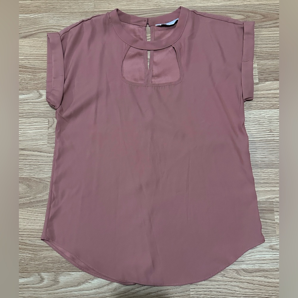 Women’s mauve keyhole short sleeve top